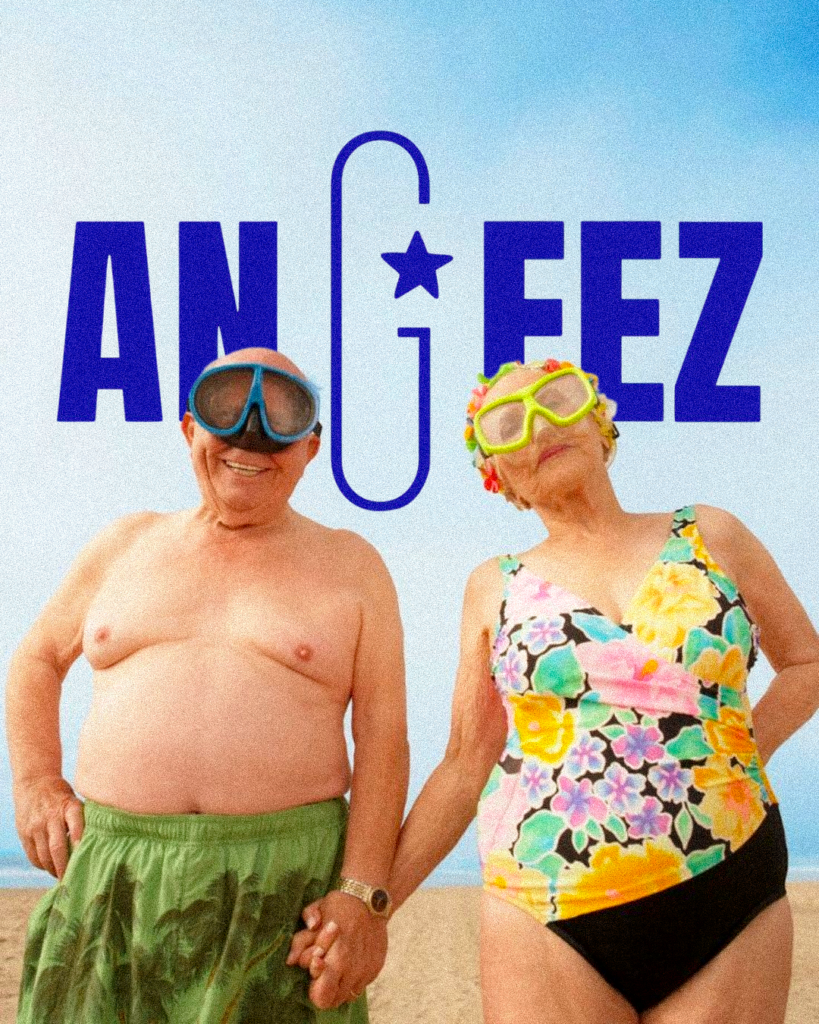 Deux personnes âgées se tenant la main sur une plage, portant des maillots de bain colorés et des masques de plongée. Le logo Angeez apparaît en arrière-plan.