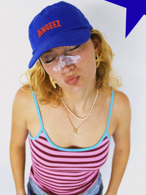 Personne portant une casquette bleue Angeez au style summer et streetwear